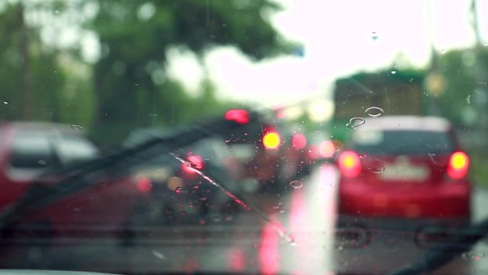 挡风玻璃雨刮器清除挡风玻璃上的雨滴