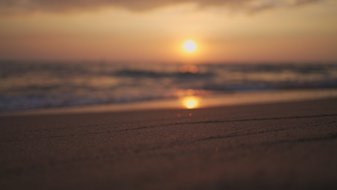 美丽的夕阳伴着沙滩的声音