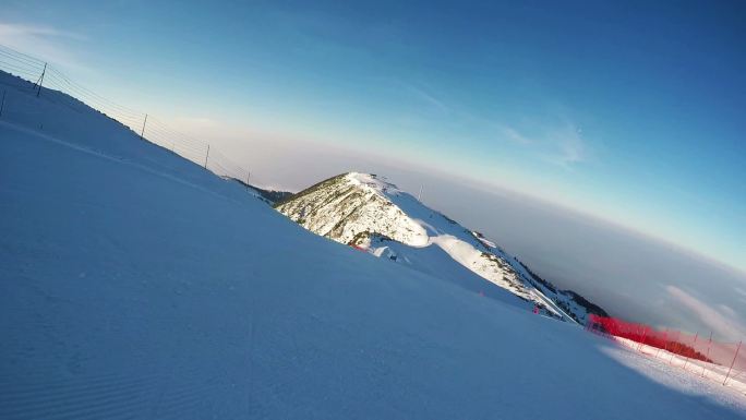 下坡滑雪的广角镜头