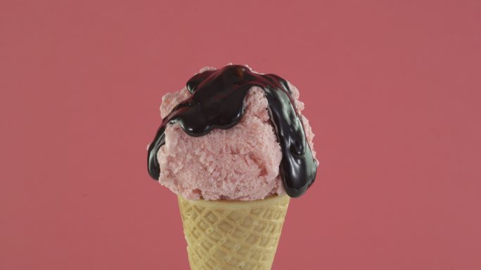 巧克力酱滴在草莓冰淇淋上