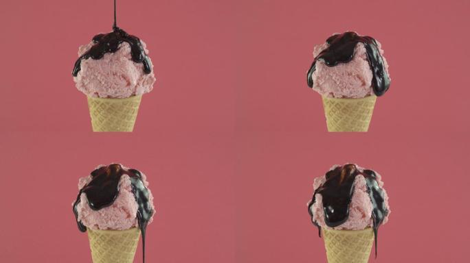 巧克力酱滴在草莓冰淇淋上