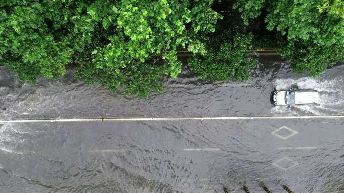 航拍车辆驶过积水雨水的道路街道冲浪