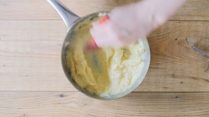 做土豆泥俯拍视角家庭生活俄罗斯美食