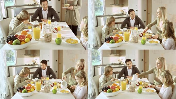 一家人一起吃早餐