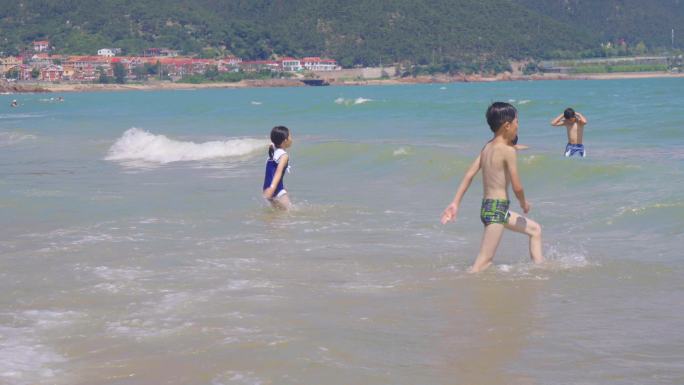4K海边沙滩玩水人们-清凉一夏