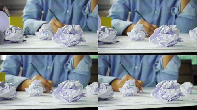 一张桌子上皱巴巴的纸