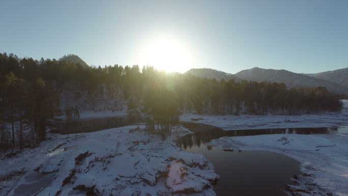 日落时飞越冬湖