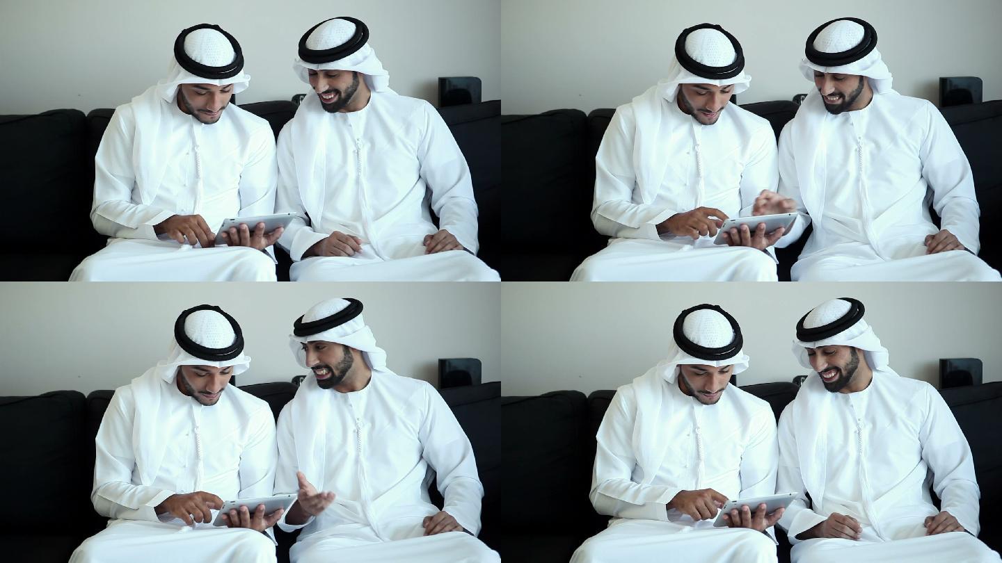 两个阿拉伯人在网上冲浪