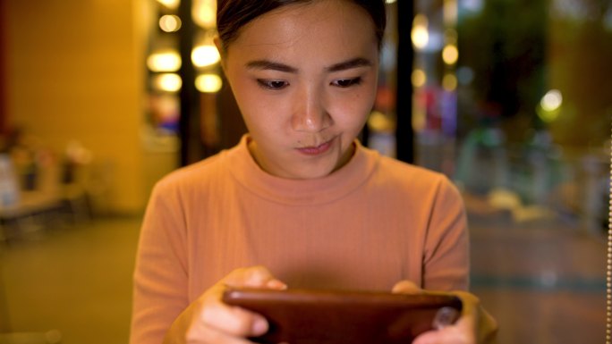 女人在餐厅用智能手机