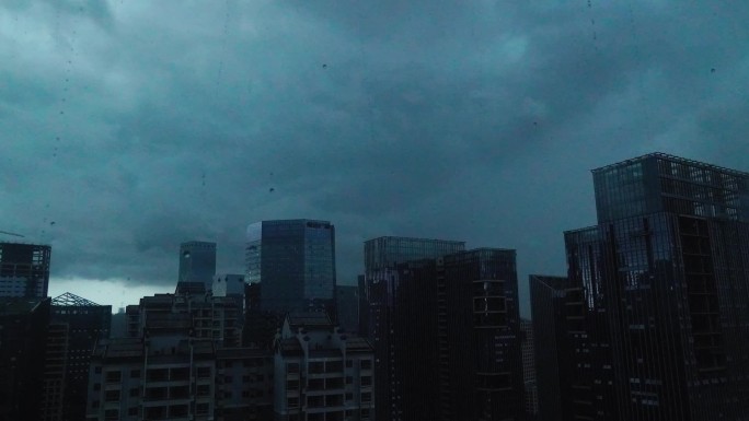 台风过境的城市乌云