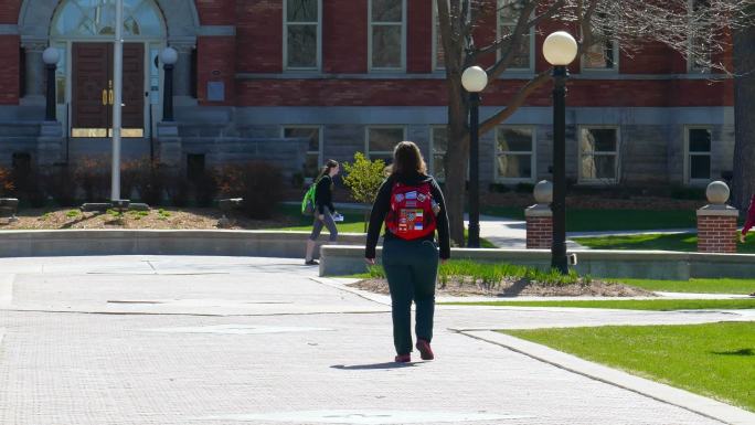 大学生们在校园里散步