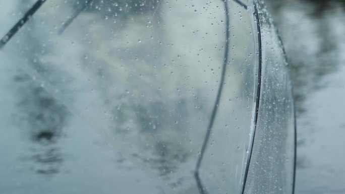 唯美意境雨伞下雨视频素材透明雨伞路面小雨