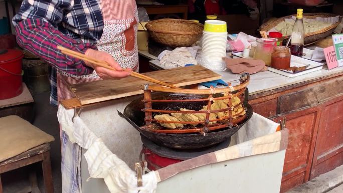 实拍街头小贩制作酥油果