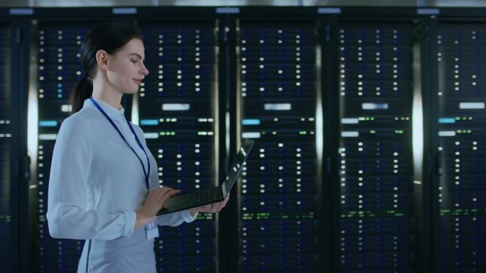 数据中心女IT技术员测试服务器机柜。
