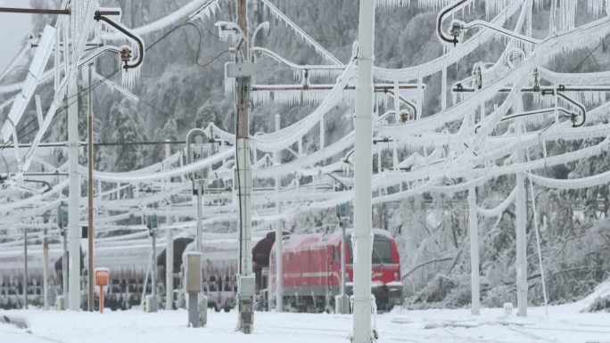 冰暴对铁路的破坏极端天气环境风暴