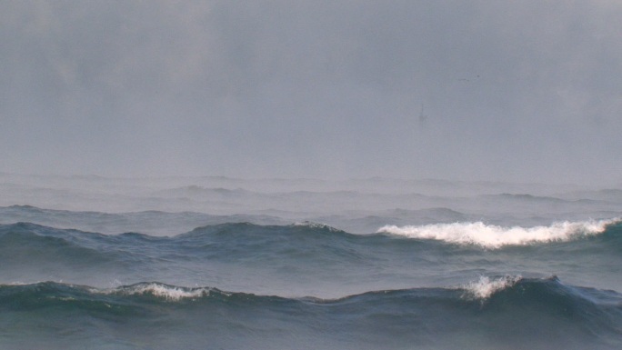 浓雾中的渔船水面海面云朵