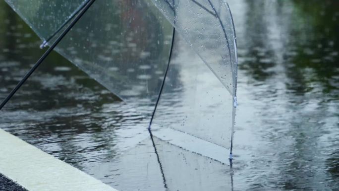 透明雨伞下雨意境怀旧伤感蒙蒙细雨素材