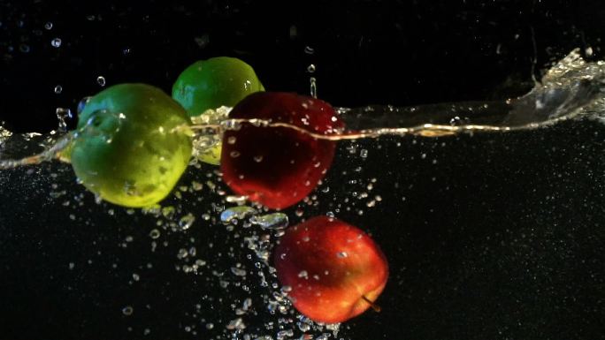 水果掉入水中