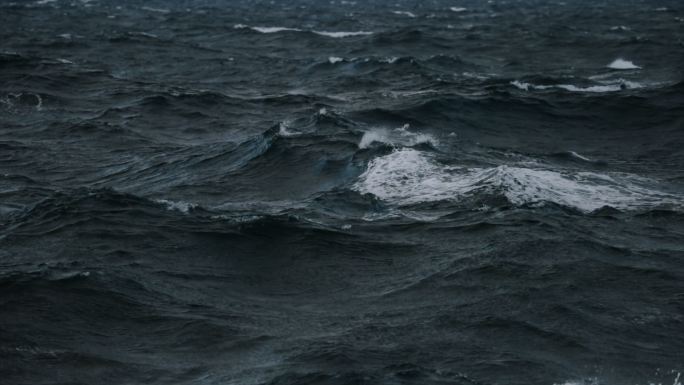 汹涌的大海中海浪拍打着
