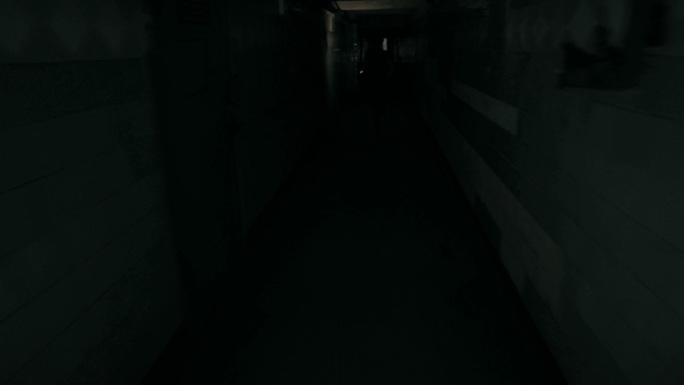 女子在黑暗的走廊里跑