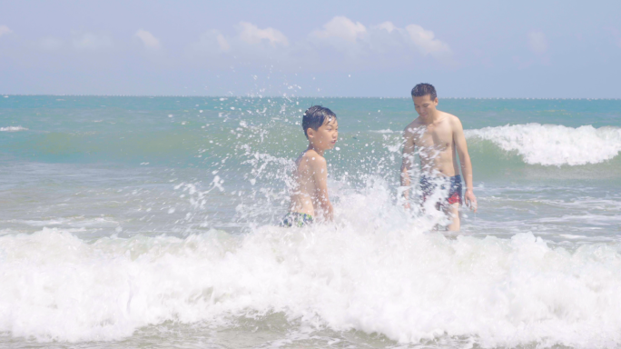 4K夏天儿童海边玩水-防溺水