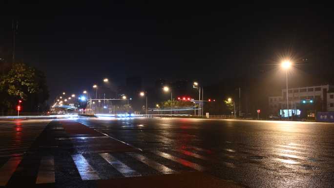 城市夜景巨大的十字路口车辆穿梭的光影