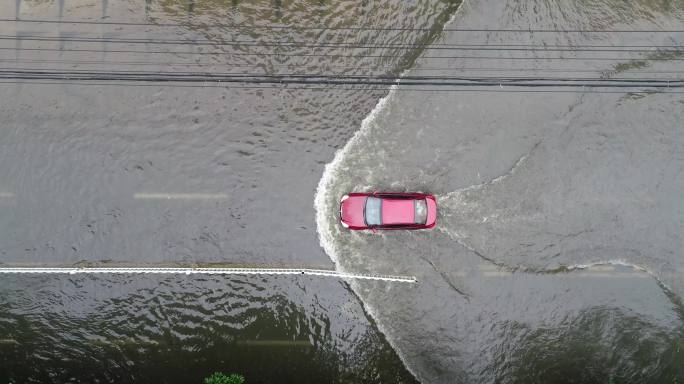 航拍车辆驶过积水雨水的道路街道冲浪