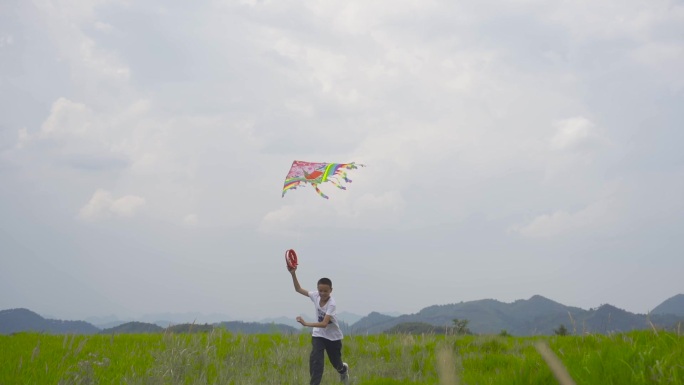 男孩放风筝，追逐梦想。