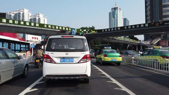 第一视角拍摄襄阳城市道路交通街景