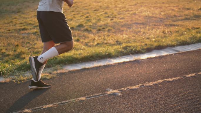 运动员在热身后开始慢跑