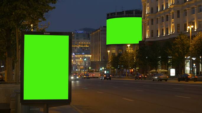 两块绿色屏幕的广告牌。