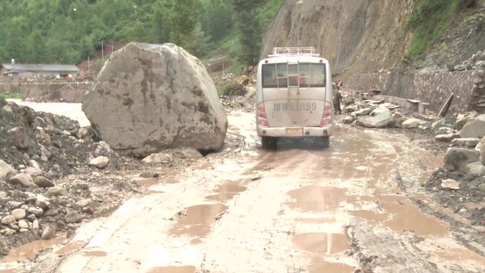 车走过泥泞的道路