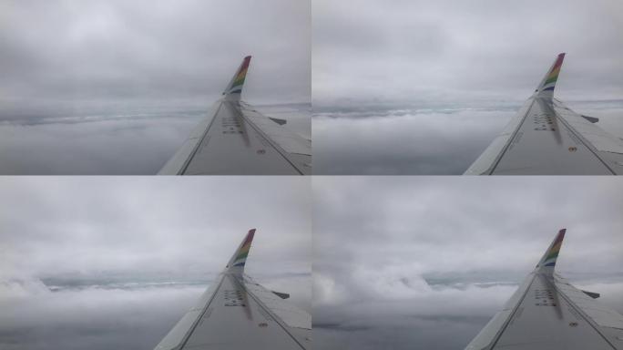 云层中的飞机