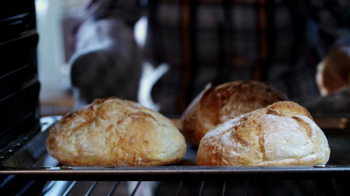 在烤箱里烤自制的面包