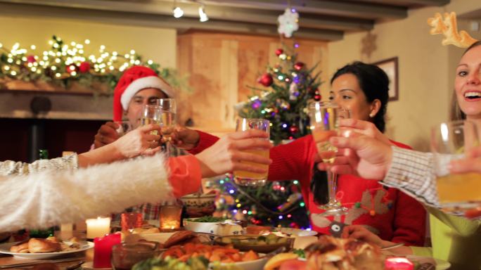一个大家庭围坐在餐桌旁庆祝圣诞节