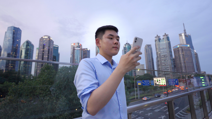 4K城市街头使用手机的年轻人