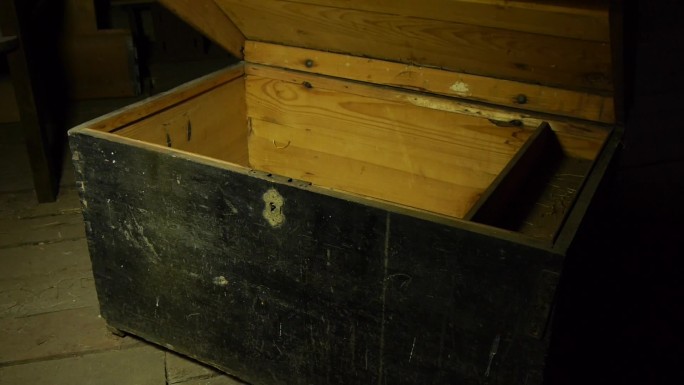 古老的木制海盗箱被打开