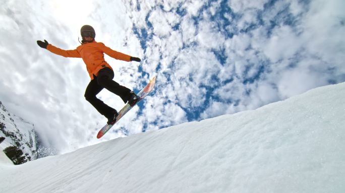 雪板运动员在跳跃白色白天跳跃