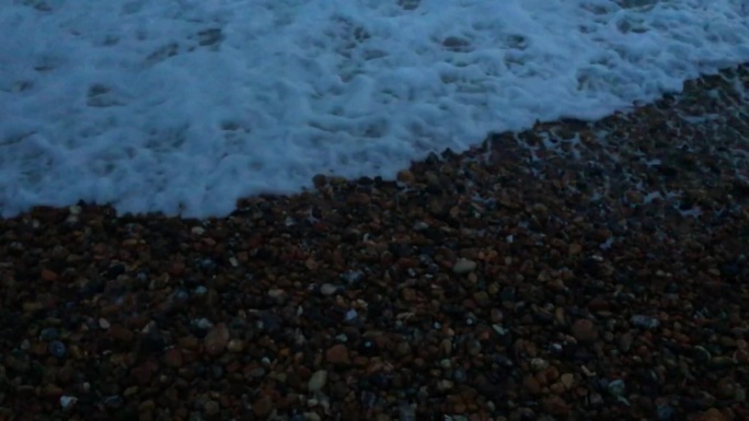 黑夜里海浪拍打着海岸