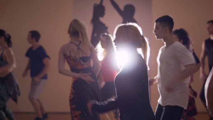 人们在演播室里随着音乐节拍跳舞