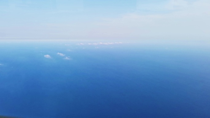 直升机航拍蓝色大海云层穿梭4K