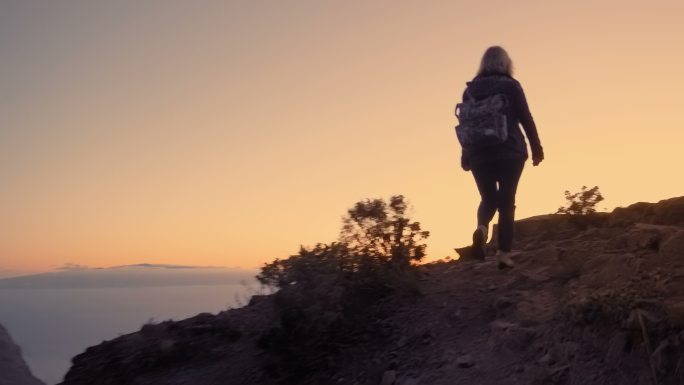 徒步旅行的女人攀登登顶自由