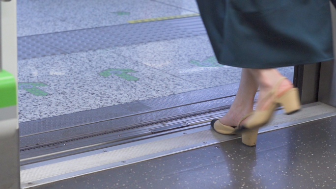 合集-地铁美女脚步下车出站