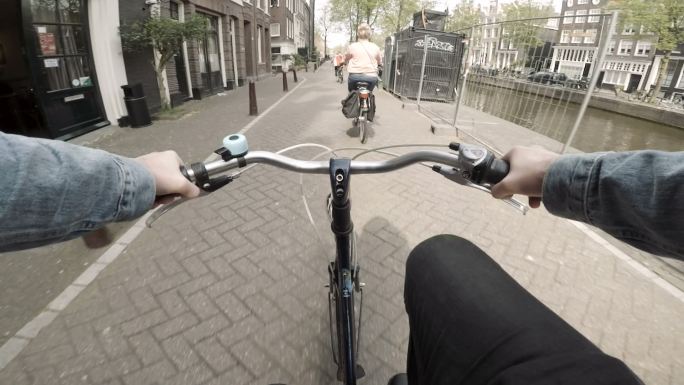 在荷兰阿姆斯特丹的街道上骑自行车