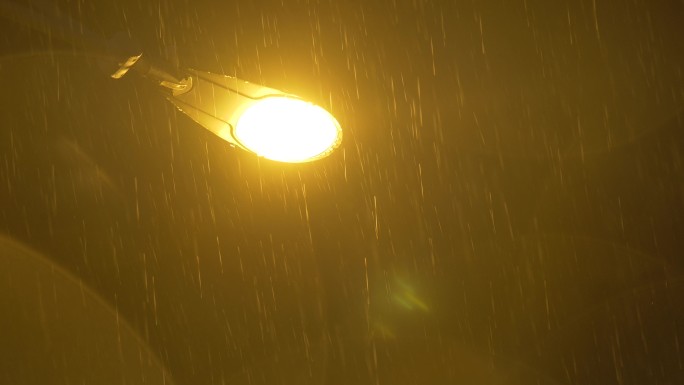 路灯夜景路灯小雨眩光