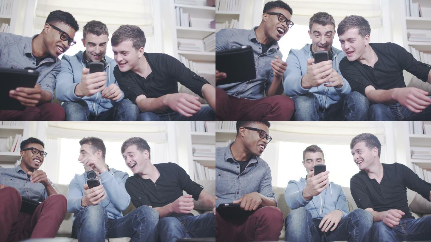 朋友们一起玩手机商业成功兴奋阳光男孩