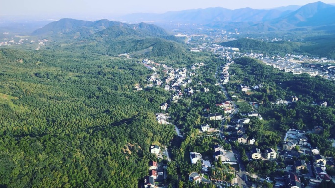 航拍绿水青山间的农村