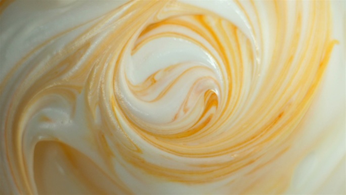 搅拌的彩色奶油风味