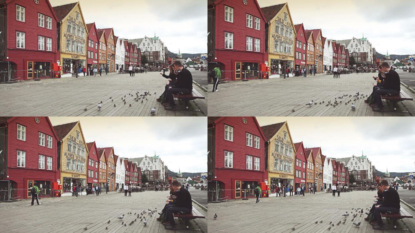 在卑尔根的布莱根老城喂鸽子