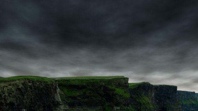 爱尔兰莫尔的悬崖上乌云密布。